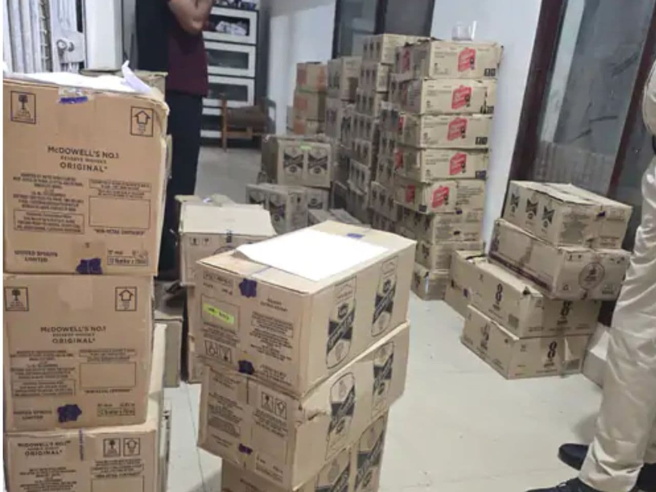 बैंक मकान सील करने पहुंची तो हुआ बड़ा खुलासा