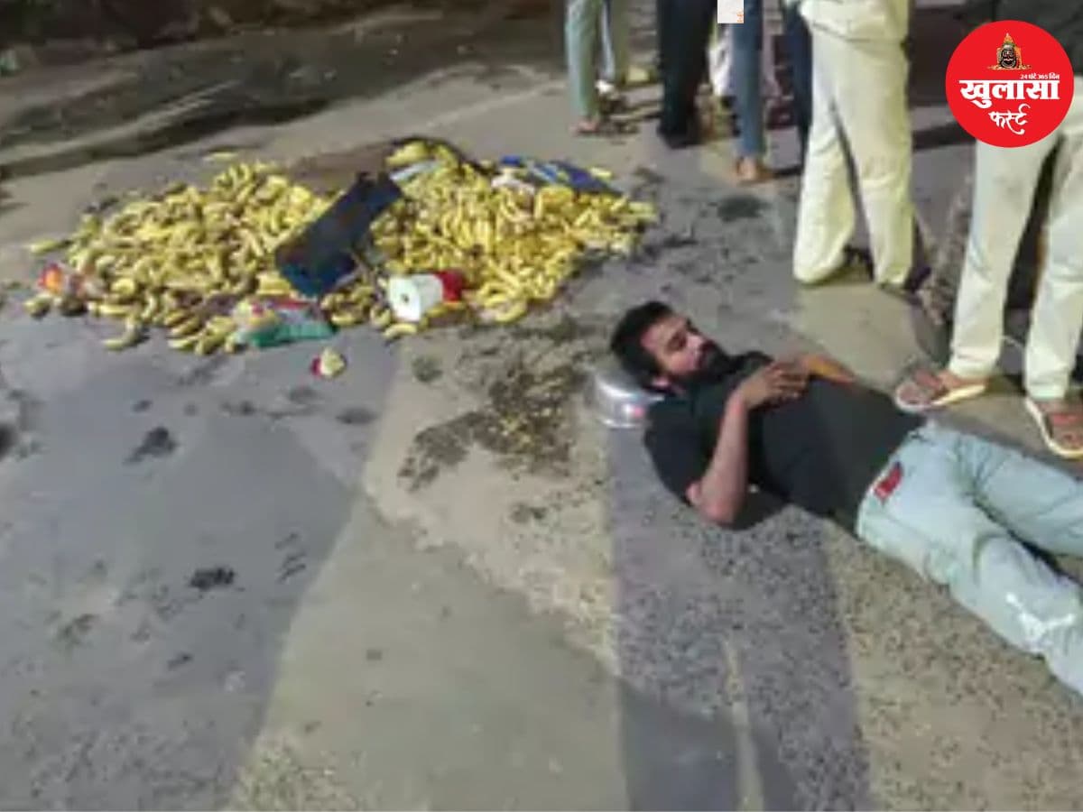 कर्मचारी ने केले से भरा ठेला पलटाया