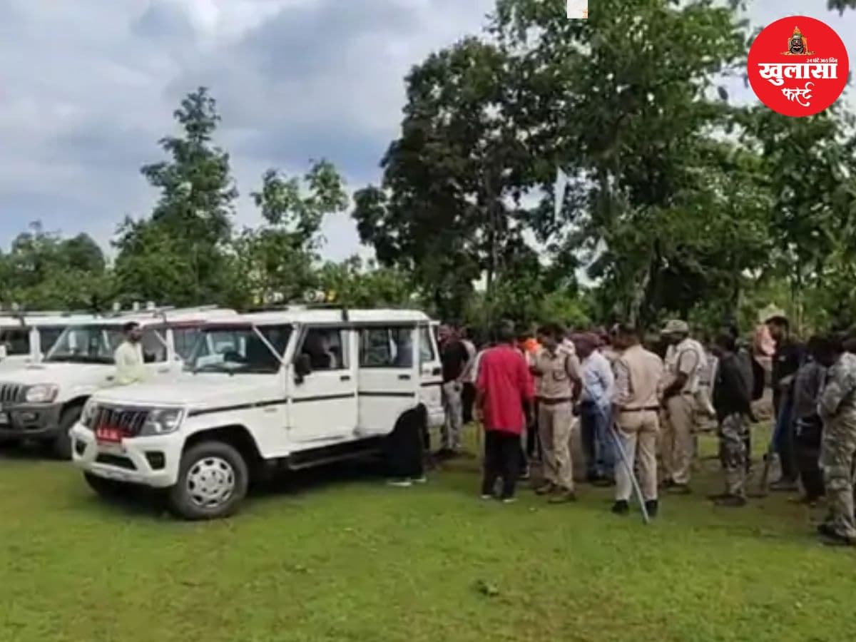 खजाने की तलाश में जंगल खोद रही भीड़ ने पुलिस पर किया पथराव