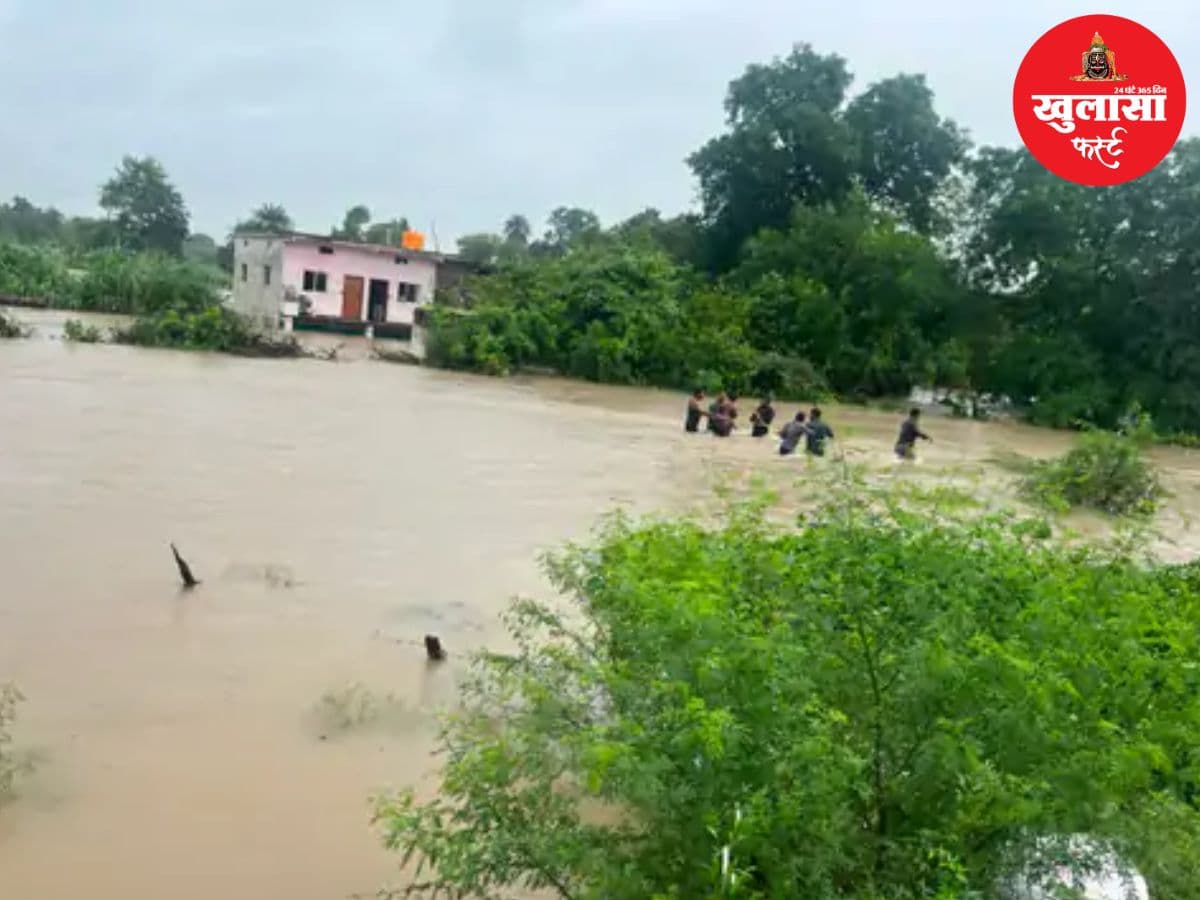 निर्माणाधीन पुल से बही कार