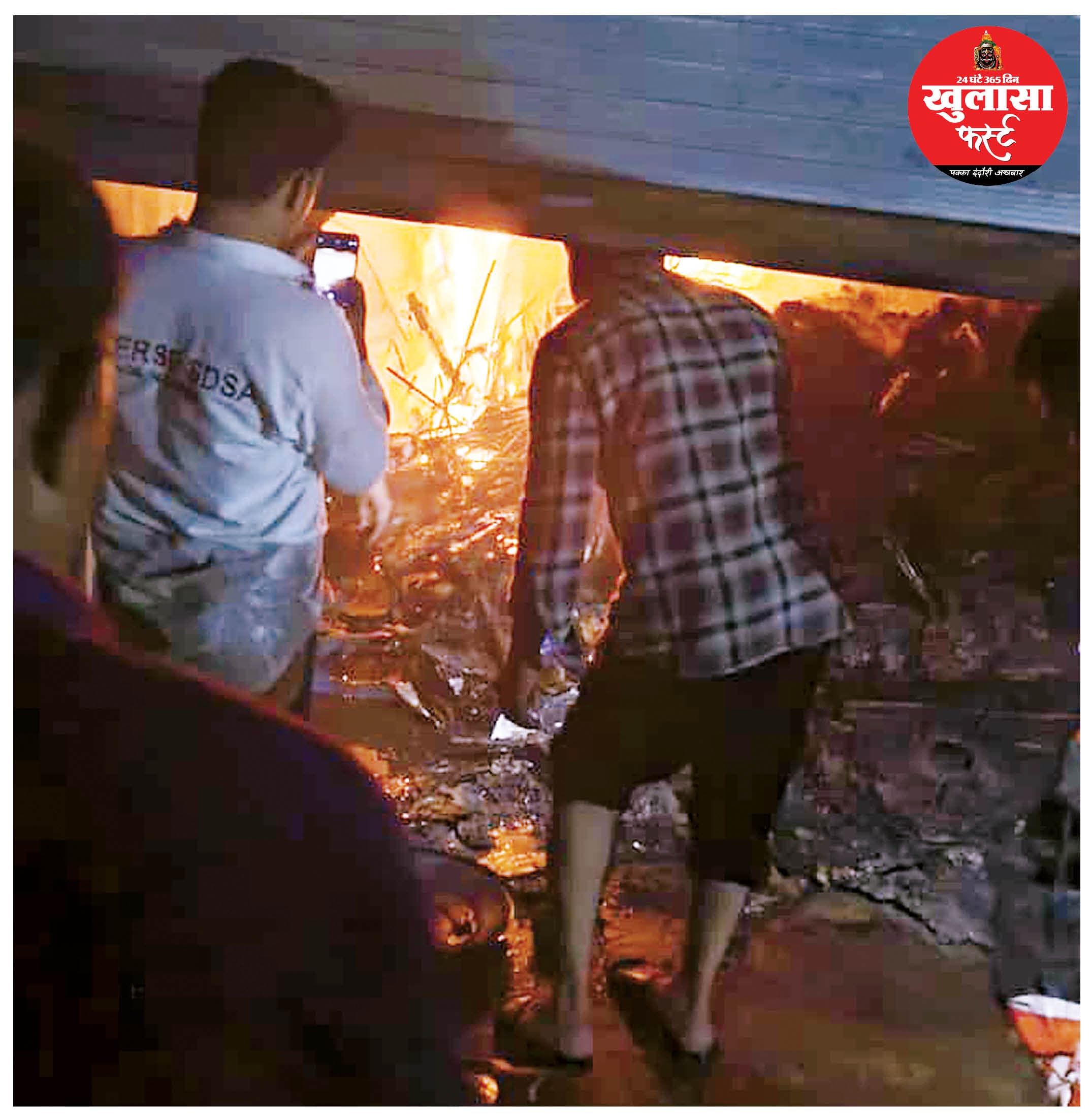 देर रात चार दुकानों में लगी आग लाखों का सामान जला