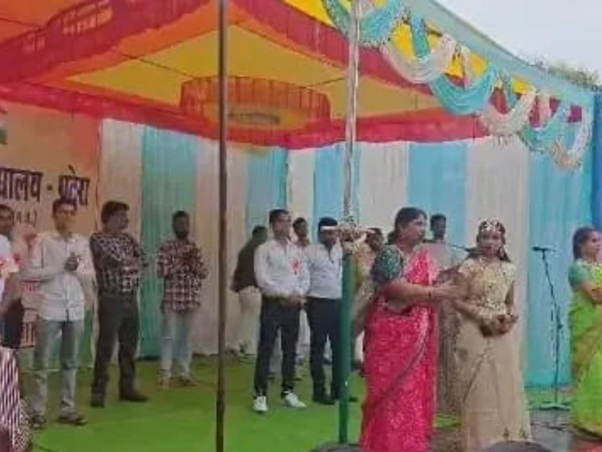 स्वतंत्रता दिवस समारोह में शिक्षिका ने मंच से शिक्षक पर लगाए भ्रष्टाचार के आरोप