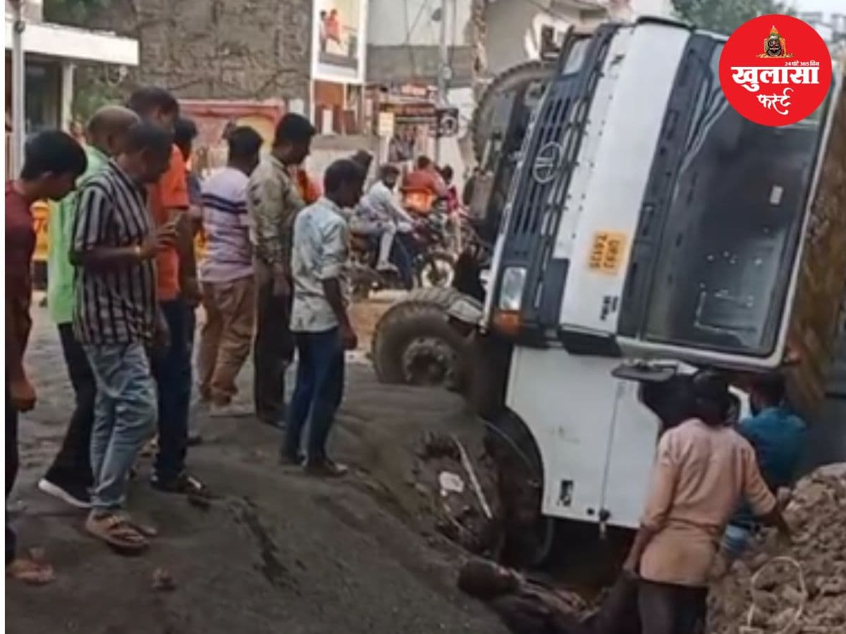 वीडियो देखिए, सड़क निर्माण के दौरान डंपर पलटा