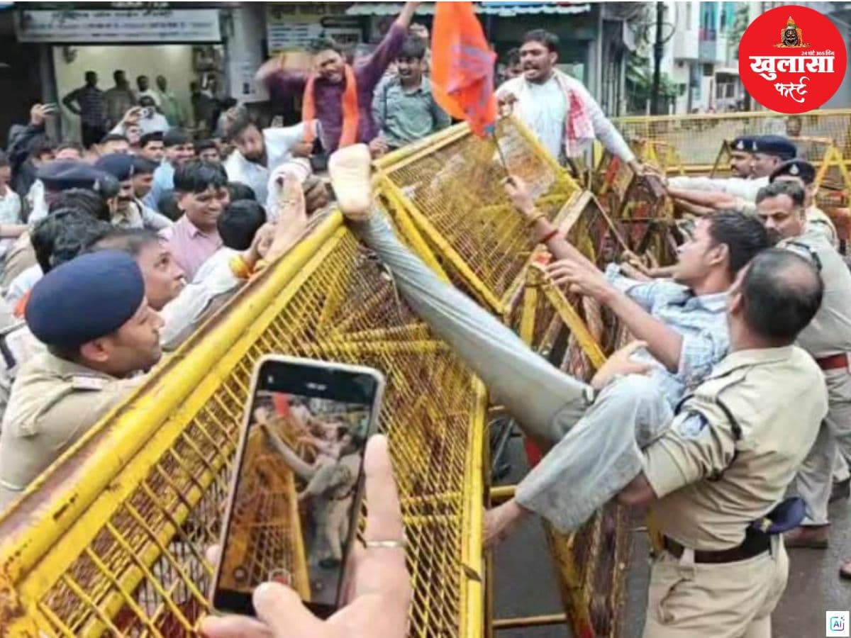 बारिश में भी नहीं थमा छात्रों का प्रदर्शन