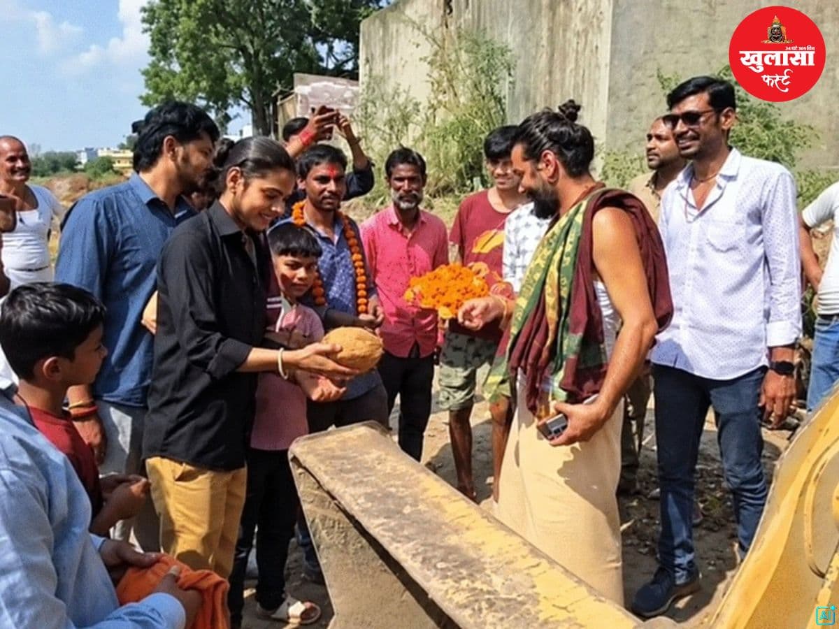आश्रम तोड़ने पहुंची जेसीबी का फूलमाला से स्वागत