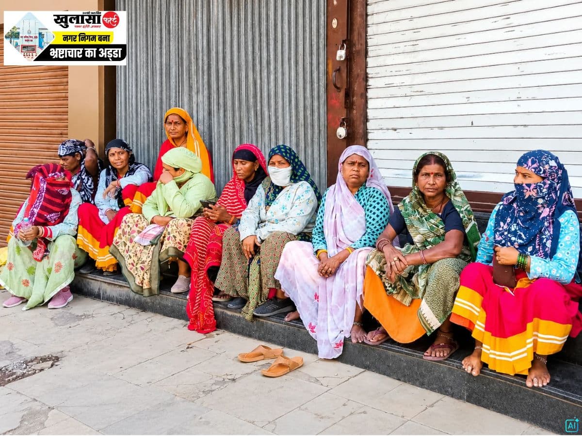 नियमितीकरण की मांग पर सफाईकर्मियों का दूसरे दिन भी प्रदर्शन