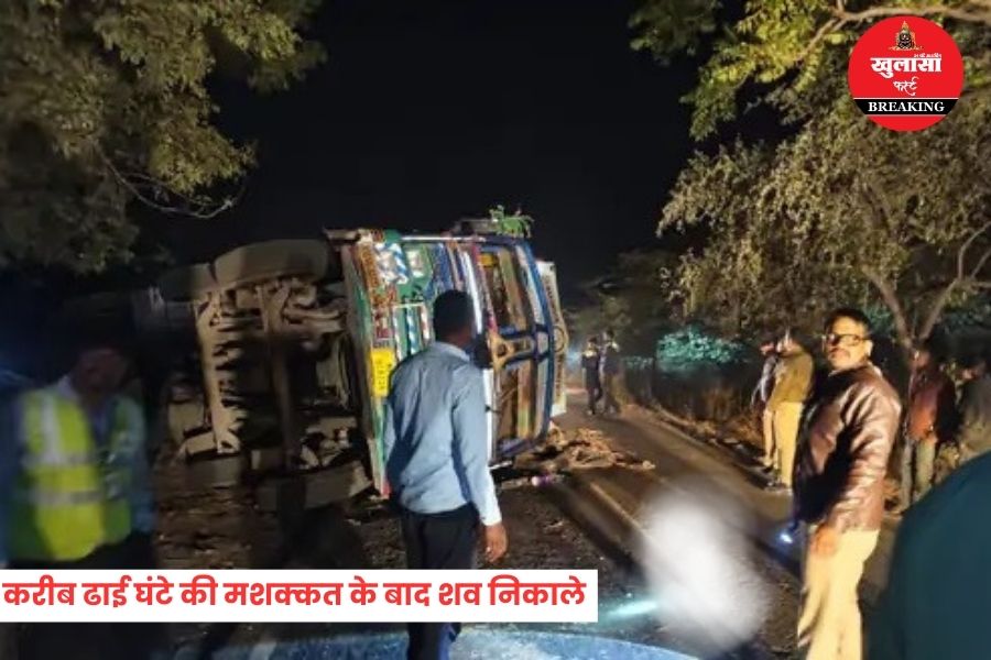 टाइल्स से भरा ट्रक लोडिंग वाहन पर पलटा