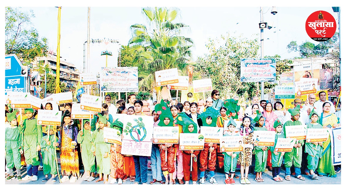 विरोध, बच्चे बने पेड़ परिंदे और भगवान