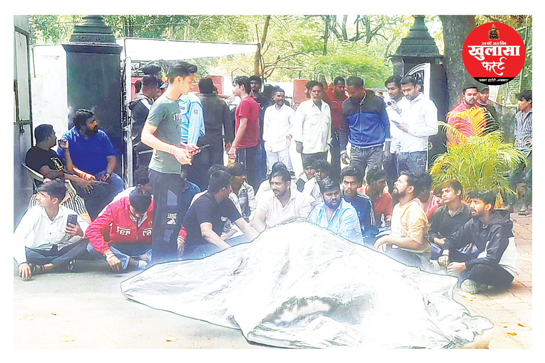 महू कैंटोनमेंट बोर्ड के बाहर गाय का शव रख बजरंग दल और गोरक्षकों ने किया प्रदर्शन