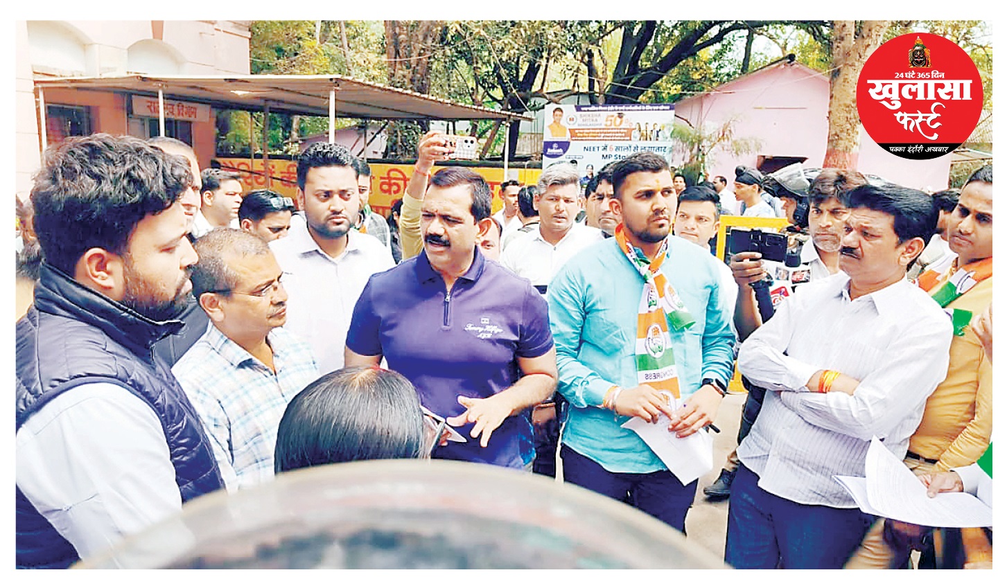 पांच वार्डों की समस्याओं को लेकर कांग्रेस ने किया प्रदर्शन