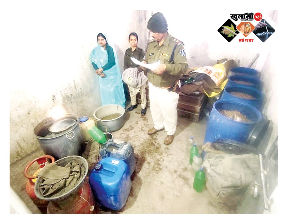 घर को बना रखा था शराब फैक्ट्री