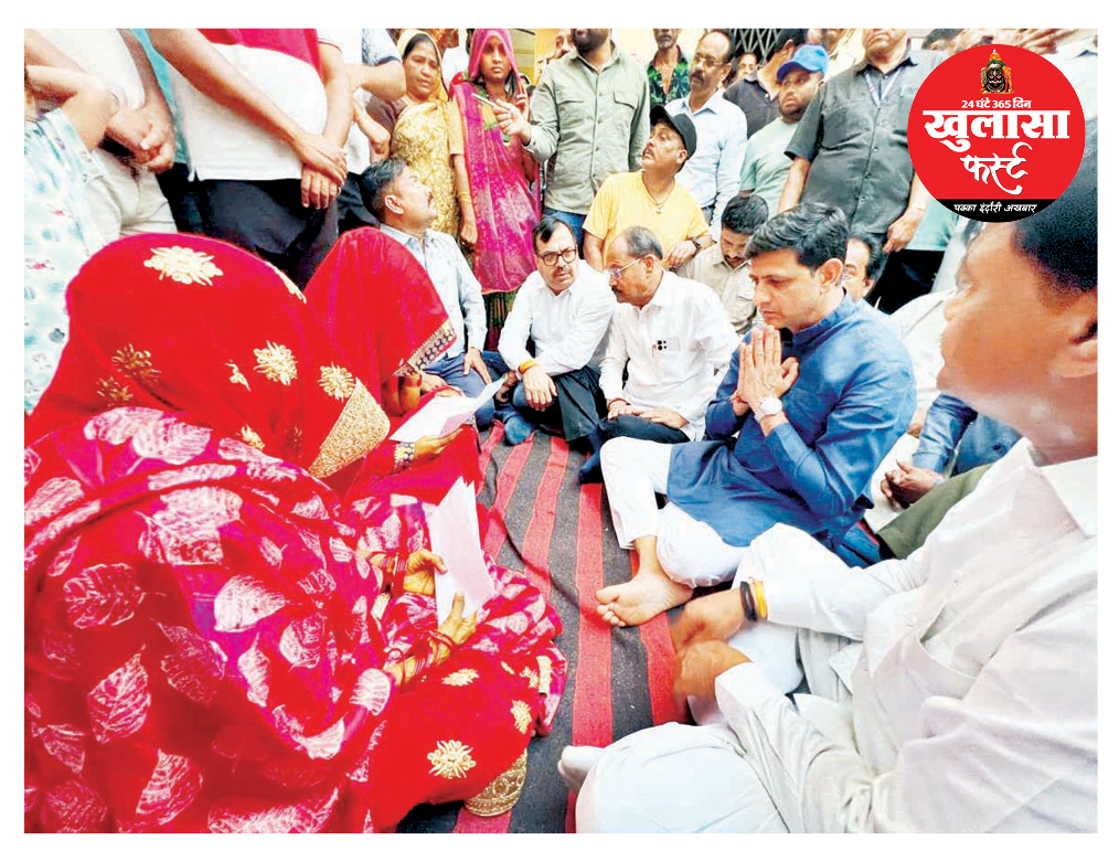 मृत निगमकर्मियों के परिजन को महापौर ने सौंपे 30-30 लाख के चेक