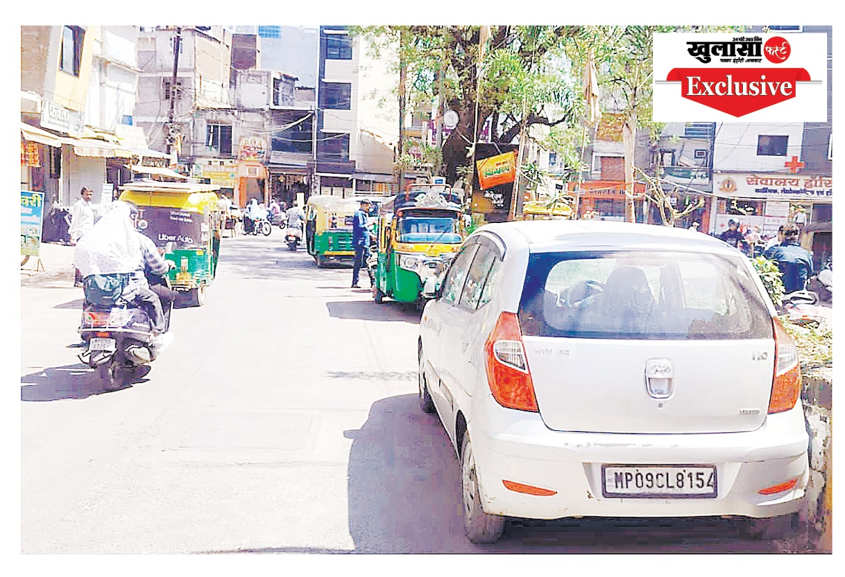 शहर की सड़कें बनीं पार्किंग