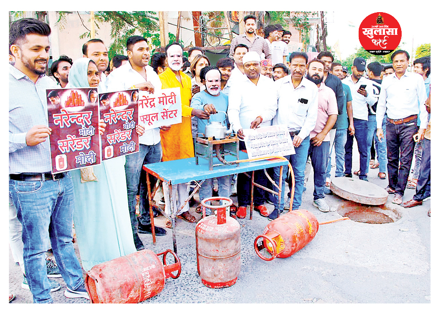 मोदी के मुखौटे पहनकर नाले की गैस से बनाई चाय