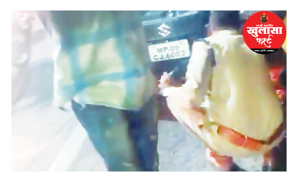 पलासिया चौराहा पर चलती कार में अचानक लगी आग