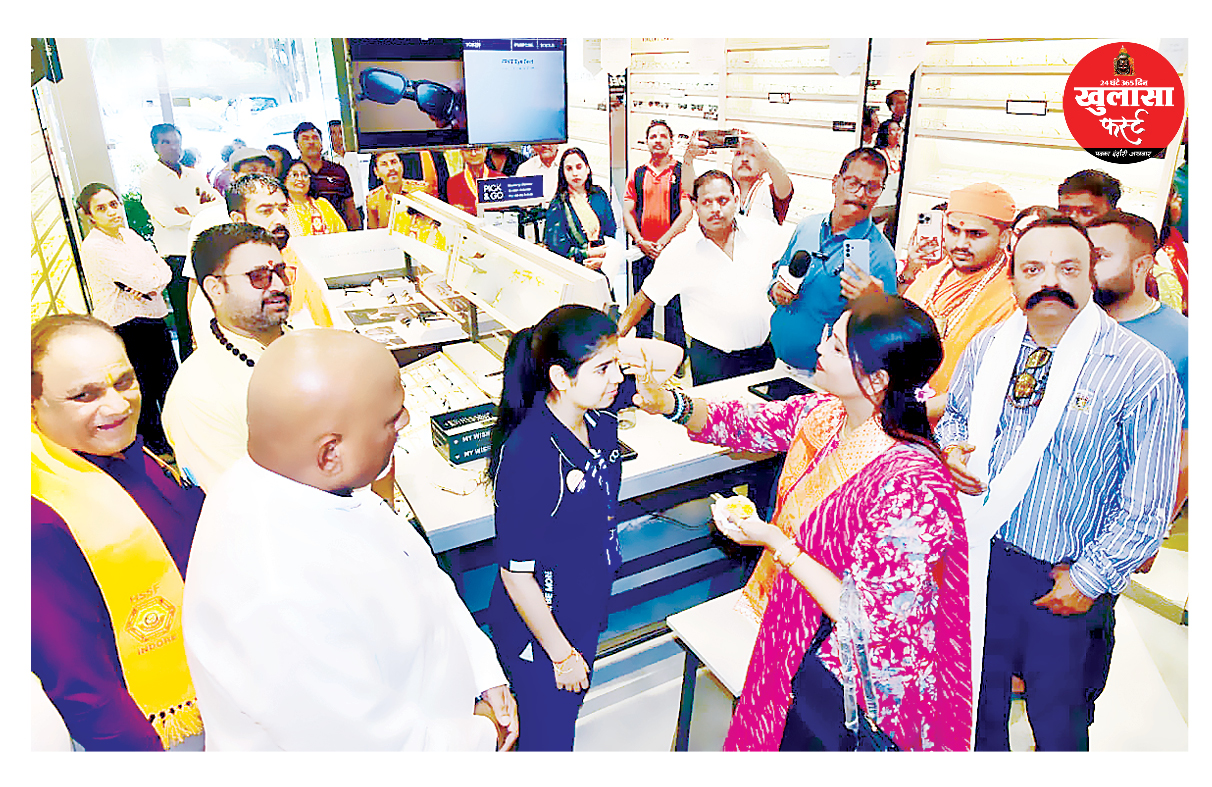 लेंसकार्ट शोरूम पर प्रदर्शन करके कर्मचारियों को बिंदी-टीका लगाया