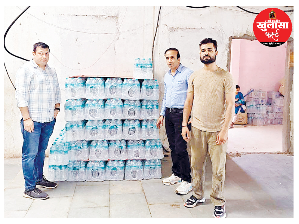बिना बैच एवं दिनांक की 1040 बोतल पानी जब्त