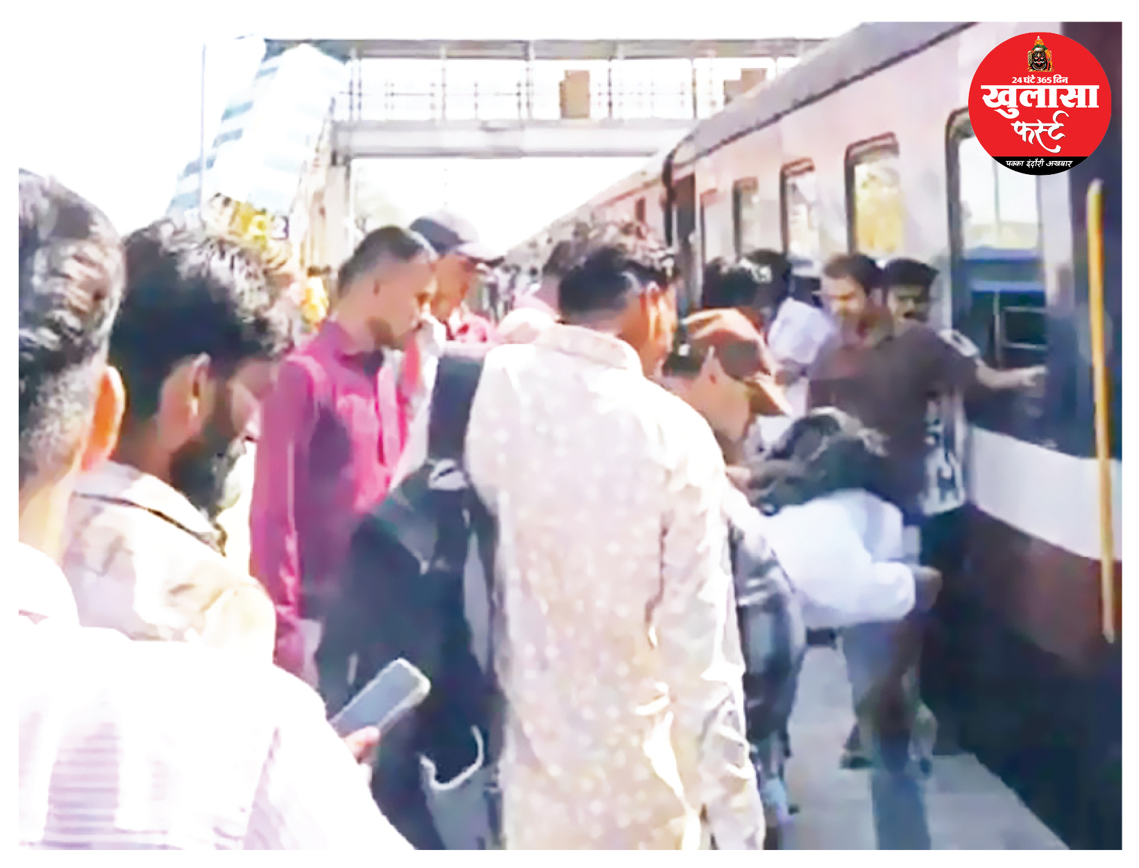 महू-इंदौर डेमू ट्रेन के इंजन से निकला धुआं